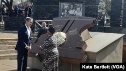 Secretary of State Antony Blinken, left, speaks with Antoinette Sithole, the sister of the late Hector Pieterson after they laid a wreath at the Hector Pieterson Memorial in Soweto, South Africa, Aug. 7, 2022. (Kate Bartlett/VOA)