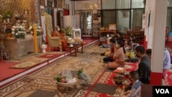 Shan migrants gather at Wat Sai Moon Burmese temple during Buddhist Lent week to pray for peace in Myanmar, July 22, 2022. (Steve Sandford/VOA)