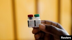 FILE: Seorang perawat memegang botol vaksin malaria sebelum memberikan suntikan kepada bayi di rumah sakit Sub-County Lumumba, Kisumu, Kenya, 1 Juli 2022. (REUTERS/Baz Ratner)