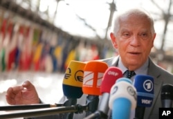 Kepala Kebijakan Luar Negeri Uni Eropa Josep Borrell memberikan keterangan kepada media setibanya di Brussel untuk menghadiri pertemuan para menteri luar negeri Uni Eropa, Senin, 18 Juli 2022. (AP/Virginia Mayo)