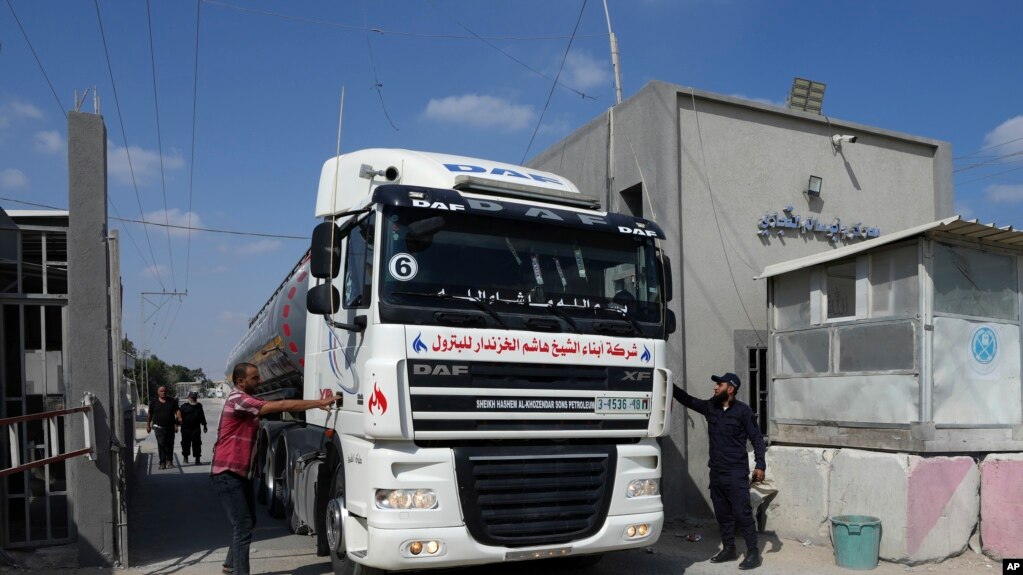 哈马斯的警察在凯雷姆沙洛姆过境点检查一辆进入加沙地带的油罐车。(2022年8月8日)(photo:VOA)