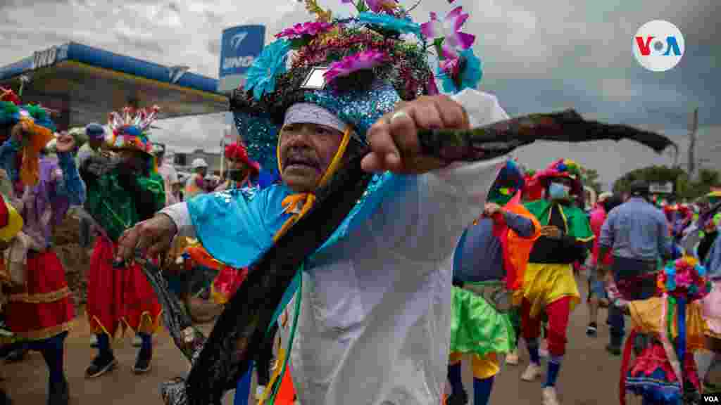 Un &quot;diablito&quot; danza en una festividad religiosa en Nandaime, Granada. Foto VOA