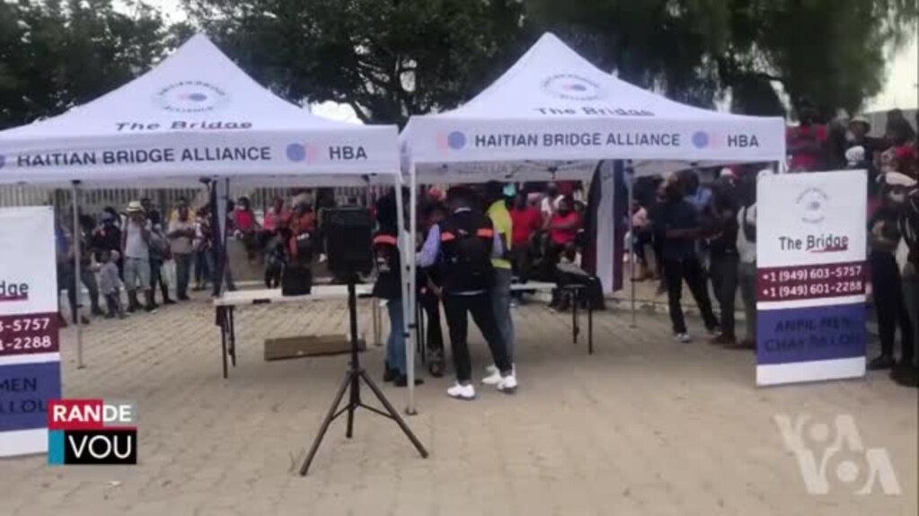 Imigran k ap viv nan Tijuana OMeksik resevwa enfòmasyon sou fason pou yo mande azil Ozetazini. Makenzi Ducasse