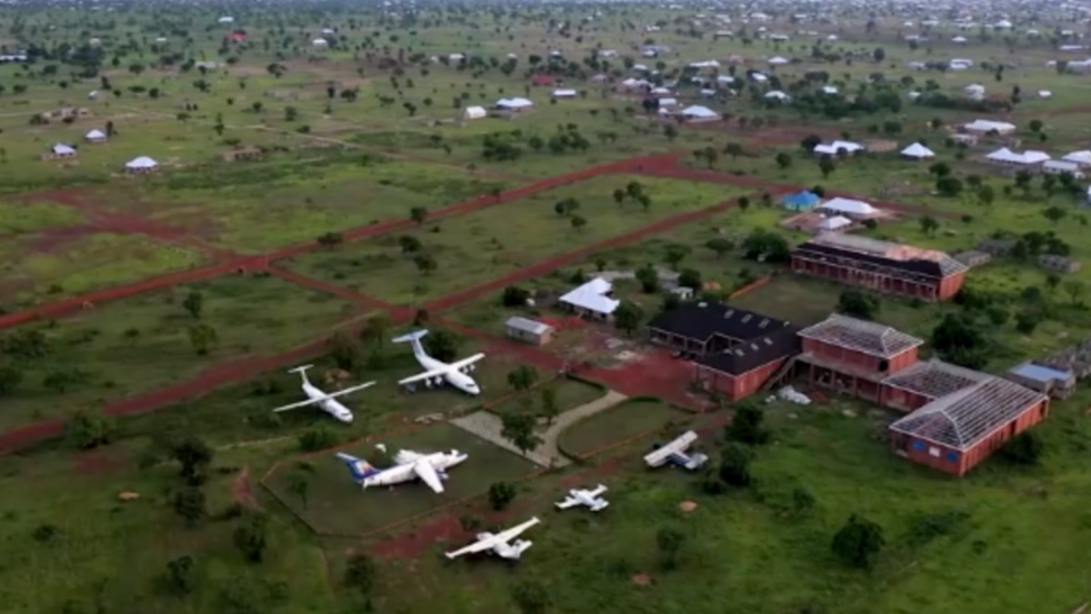 Artysta z Ghany dodaje zabytkowe samoloty do przestrzeni edukacyjnej społeczności