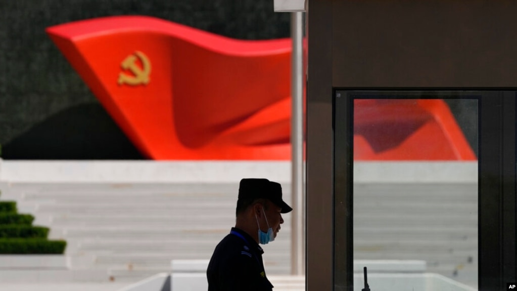 2022年5月26日,北京一名保安站在中国共产党博物馆的中国共产党党旗雕塑旁。(资料照片)