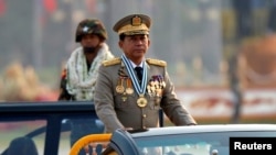 Jenderal Myanmar Min Aung Hlaing saat parade memperingati Hari Angkatan Bersenjata ke-72 di Ibu Kota Naypyitaw, Myanmar 27 Maret 2017. (Foto: REUTERS/Soe Zeya Tun)