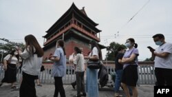 北京市民排隊接受新冠病毒核酸檢測。 （2022年7月10日）