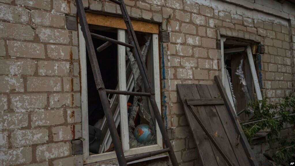 2022年7月16日，乌克兰东部波克罗夫斯克郊区，一座房屋被俄罗斯火箭袭击后受损。(photo:VOA)