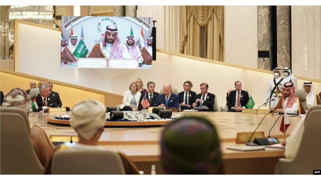 Putra Mahkota Saudi Mohammed Bin Salman yang menjadi Ketua KTT berbicara di Jeddah, Sabtu (16/7).