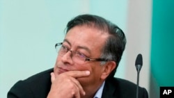 El presidente electo de Colombia, Gustavo Petro, escucha durante un discurso en la Universidad Externado en Bogotá, Colombia, el martes 26 de julio de 2022. Petro dio una charla a los estudiantes donde él estudió economía, antes de su toma de posesión el 7 de agosto.