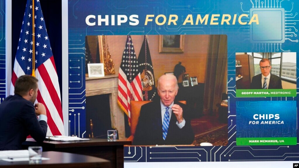 美国总统拜登通过视频连线在白宫大院南礼堂举行的有关美国芯片生产的活动上发表讲话。(2022年7月25日)(photo:VOA)