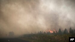 Los bomberos toman posiciones en un incendio forestal cerca de Louchats, a 35 kilómetros (22 millas) de Landiras en Gironda, suroeste de Francia, el lunes 18 de julio de 2022. (Philippe López/vía AP)