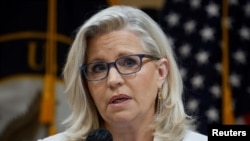 La representante Liz Cheney (R-WY) habla durante una audiencia pública del Comité de la Cámara de Representantes para investigar el ataque del 6 de enero al Capitolio de EEUU, en Capitol Hill, en Washington, el 21 de julio de 2022. REUTERS/Jonathan Ernst