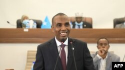 Le Premier ministre somalien nouvellement élu Hamza Abdi Barre est vu à Mogadiscio le 25 juin 2022 alors qu'il s'adresse à la plénière après son élection.