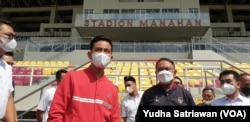 Menteri Pemuda dan Olahraga Zainudin Amali didampingi Wali Kota Solo Gibran Rakabuming meninjau Stadion Manahan di Solo, Jawa Tengah untuk pelaksanaan ASEAN Paragames. (Foto: VOA/ Yudha Satriawan)