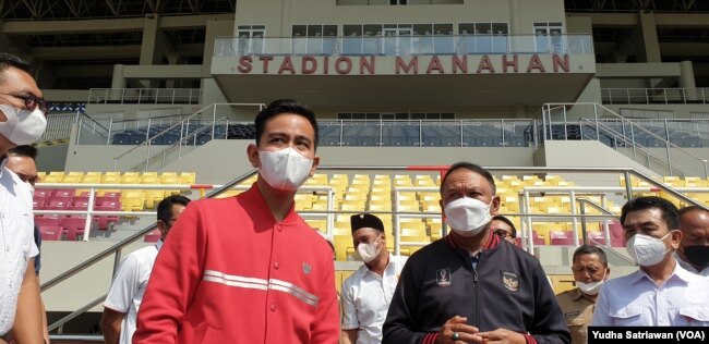 Menpora Zainudin Amali dan Wali Kota Solo di Stadion Manahan, Jawa Tengah. (Foto: VOA/ Yudha) Satriawan