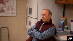 Imagen de Hulu de Michael Keaton en "Dopesick". (Gene Page/Hulu via AP)