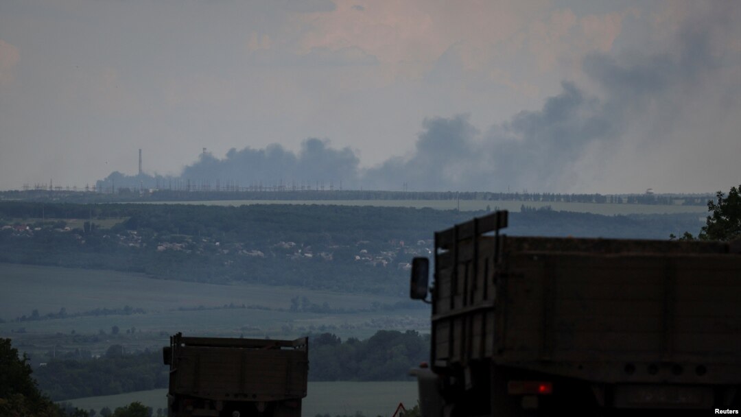 Pembangkit listrik Vuhlehirsk dekat kota Svitlodarsk, wilayah Donetsk, Ukraina, terbakar akibat serangan Rusia, 12 Juni 2022. (REUTERS/Gleb Garanich )