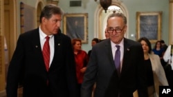 ARCHIVO - El senador Joe Manchin, demócrata por West Virginia, a la izquierda, y el entonces líder de la minoría en el Senado, Chuck Schumer, demócrata por Nueva York, llegan para una conferencia de prensa en el Capitolio en Washington, 2 de mayo de 2017.