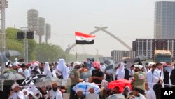 Pengikut ulama Syiah Muqtada al-Sadr berkumpul menjelang salat Jumat di lapangan terbuka di Grand Festivities Square, Zona Hijau, Baghdad, Irak, Jumat, 5 Agustus 2022. (AP/Anmar Khalil)