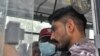 Mohammed Zubair, jurnalis dan salah satu pendiri situs pemeriksa fakta Alt News duduk di dalam kendaraan polisi di luar pengadilan di New Delhi, India, 28 Juni 2022. (REUTERS/Shashi Shekhar Kashyap)