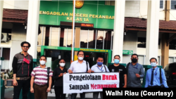 Para penggugat, aktivis dan pembela hukum yang menggugat pemerintah kota Pekanbaru terkait pengelolaan sampah. (Foto: Walhi Riau)