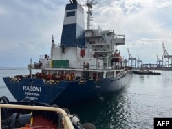 Arhiva- Brod za suvi teret Razoni pod zastavom Sijera Leonea, koji nosi teret od 26.000 metričkih tona kukuruza, otplovljava iz crnomorske luke Odesa, Ukrajina.
