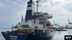 掛塞拉利昂旗的“拉佐尼號”貨輪裝載玉米8月1日駛離烏克蘭港口城市敖德薩。