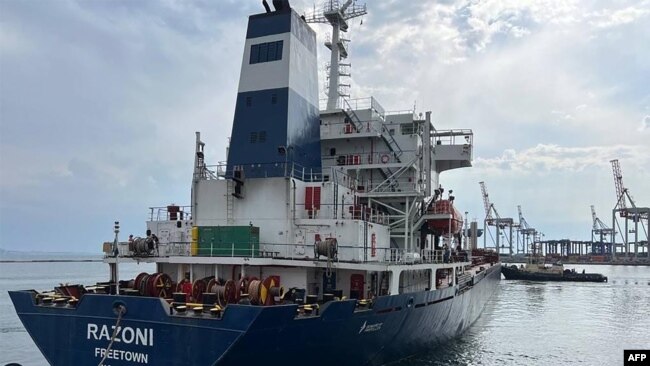 Kapal berbendera Sierra Leone mengangkut jagung dari pelabuhan Odesa di Ukraina, pasca kesepakatan "Inisiatif Biji-bijian Laut Hitam" di Istanbul, Turki (foto: dok).