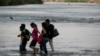 Solicitantes de asilo cruzan el río Grande, desde México a Estados Unidos, el 13 de julio de 2022.