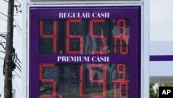 Los precios de la gasolina se muestran en una estación de servicio en Filadelfia, Pensilvania, el martes 12 de julio de 2022. (Foto AP/Matt Rourke)