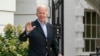 El presidente Joe Biden saluda mientras camina para abordar el Marine One en el jardín sur de la Casa Blanca en Washington, de camino a su hogar en Rehoboth Beach, Del., después de su aislamiento más reciente por COVID-19, el 7 de agosto de 2022.