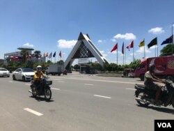 Bendera negara peserta pertemuan ASEAN terlihat di depan Bandara Internasional Phnom Penh pada 29 Juli 2022. (Hul Reaksmey/VOA Khmer)