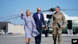 조 바이든(가운데) 미국 대통령이 8일 델라웨어주 도버 공군기지에서 부인 질(왼쪽) 여사와 함께 켄터키주 방문을 위해 전용기 '에어포스 원'을 향해 이동하고 있다. 