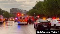 Машины скорой помощи прибыли к Лафайетт-сквер для того, чтобы отвезти в больницу пострадавших от удара молнии людей, Вашингтон, 4 августа 2022 года 