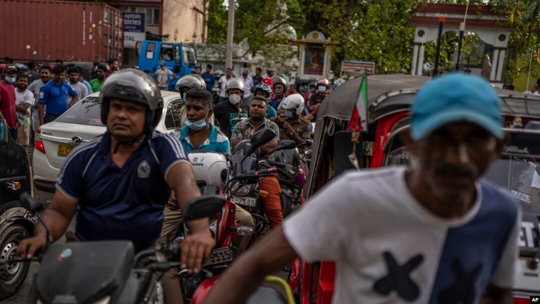 Warga Sri Lanka mengantre untuk membeli bensin di SPBU, di Kolombo, Sri Lanka, Minggu, 17 Juli 2022. (Foto: AP)