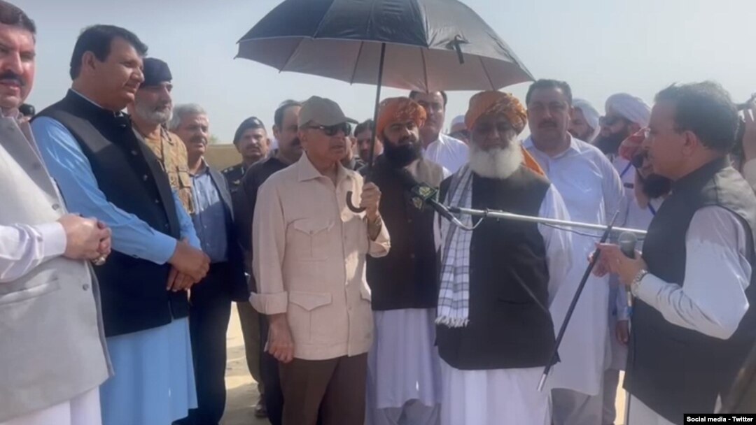 وزیراعظم شهباز شریف د سفر پر مهال وويل، چې سېلابونو په دې ضلعو کې شاوخوا يوولس زره کورنۍ زيانمنې کړي او دوه تنه پکې مړه شوي او اووه نور ټپيان شوي دي