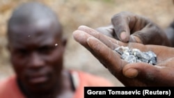 Un mineur montre du coltan dans une mine de coltan à Rukunda, dans le territoire de Masisi, RDC, le 2 décembre 2018.