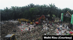 Pengelolaan sampah kota Pekanbaru yang bermasalah mendorong warga menggugat pemerintah setempat, dan menang. (Foto: Walhi Riau)