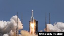 Roket Long March-5B Y3, membawa modul lab Wentian untuk stasiun luar angkasa China yang sedang dibangun, lepas landas dari Situs Peluncuran Pesawat Luar Angkasa Wenchang di provinsi Hainan, China 24 Juli 2022. (China Daily via REUTERS)