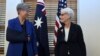 Menteri Luar Negeri Australia Penny Wong (kiri), bersama Wakil Menteri Luar Negeri Amerika Serikat Wendy Sherman di Gedung Parlemen Australia di Canberra, Senin, 8 Agustus 2022. (Mick Tsikas/AAP via AP)