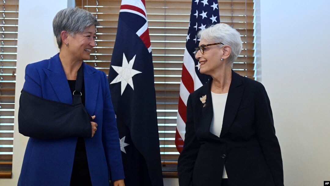Menteri Luar Negeri Australia Penny Wong (kiri), bersama Wakil Menteri Luar Negeri Amerika Serikat Wendy Sherman di Gedung Parlemen Australia di Canberra, Senin, 8 Agustus 2022. (Mick Tsikas/AAP via AP)