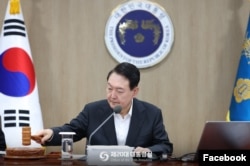 윤석열 한국 대통령이 국무회의를 주재하고 있다. 한국 대통령실 페이스북 (자료사진)