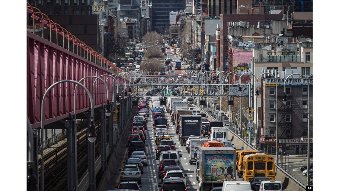 FILE - Lalu lintas padat dari arah Brooklyn menuju Manhattan dari Jembatan Williamsburg di New York, 28 Maret 2019. New York berencana menjadi kota pertama di AS yang akan mengenakan biaya tambahan kepada pengendara untuk memasuki daerah lalu-lintas terpadat di kota tersebut. (Foto AP/Mary Altaffer, File)