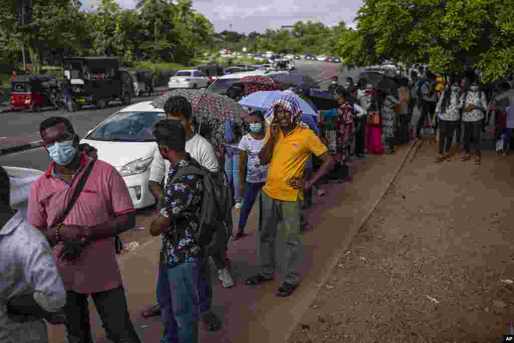 La gente espera en cola para obtener sus pasaportes fuera del Departamento de Inmigración y Emigración, en Colombo.&nbsp;