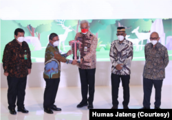 Gubernur Jawa Tengah, Ganjar Pranowo menerima penghargaan Green Leadership Nirwasita Tantra 2021 dari KLHK, Rabu (20/7). (Foto: Humas Jateng)