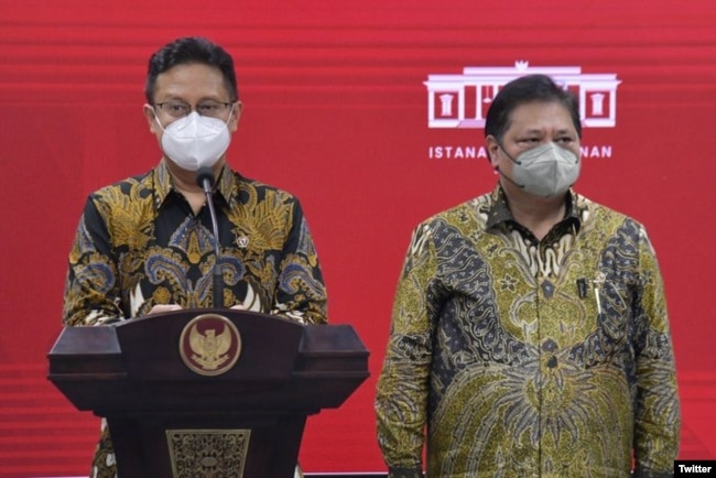 Pemerintah Terus Antisipasi Subvarian COVID-19. Menteri Kesehatan Budi Gunadi Sadikin bersama Menko Perekonomian Airlangga Hartarto (kanan) di Istana Merdeka, Jakarta, 18 Juli 2022. (Twitter/@setkabgoid)