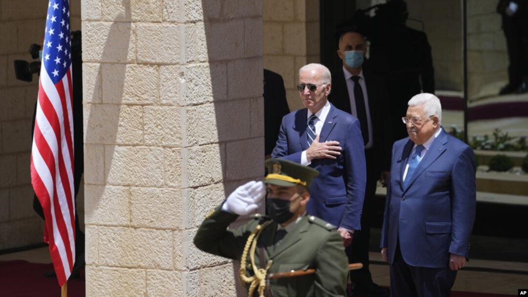 Američki predsjednik Joe Biden i palestinski predsjednik Mahmoud Abbas slušaju nacionalnu himnu tokom ceremonije dobrodošlice u gradu Betlehemu na Zapadnoj obali, u petak, 15. jula 2022. (AP Photo/Majdi Mohammed)
