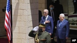 Američki predsjednik Joe Biden i palestinski predsjednik Mahmoud Abbas slušaju nacionalnu himnu tokom ceremonije dobrodošlice u gradu Betlehemu na Zapadnoj obali, u petak, 15. jula 2022. (AP Photo/Majdi Mohammed)