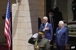 Presiden Palestina Mahmoud Abbas dan Presiden AS Joe Biden di kota Bethlehem, Tepi Barat, 15 Juli 2022. (Foto: AP)